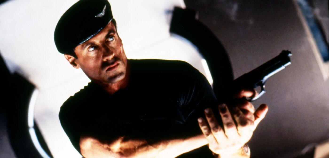 Vergesst Rambo und Rocky: Sylvester Stallones bester Film ist ein Sci-Fi-Kracher aus den 90ern, weil er sich endlich über sich selbst lustig machen darf